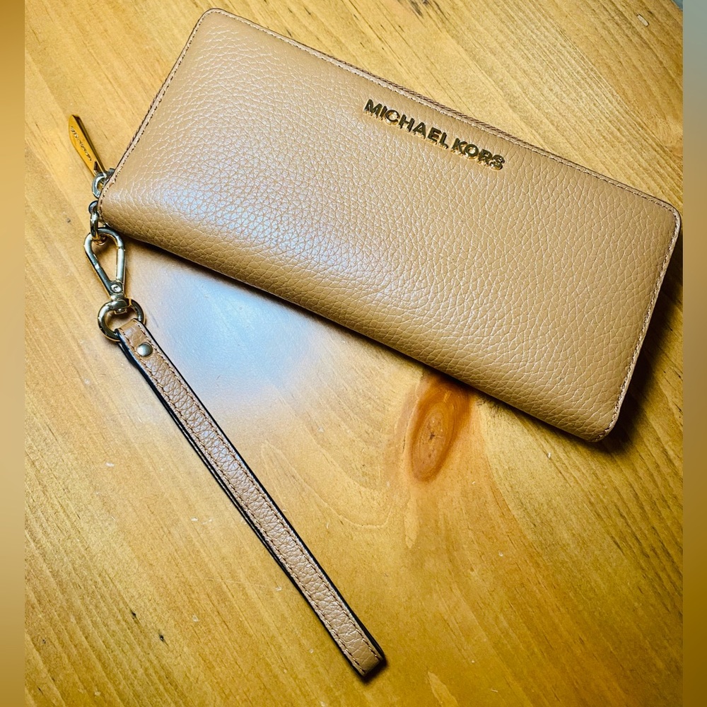 EUC Michael Kors Camel Brown Saffiano Leather Continental Wristlet - Picture 3 of 17